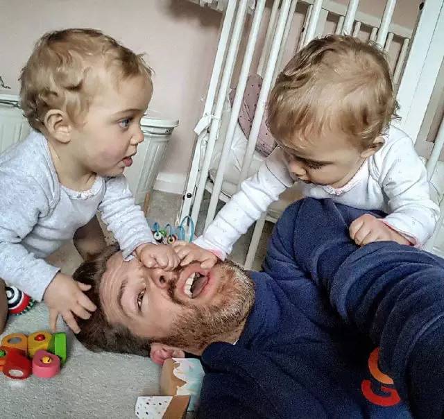 一个娃就够呛了，家有四个小公主怎么办？