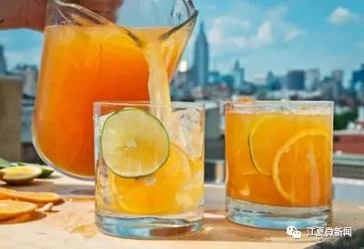 醉汉找口吃大爷指挥倒车，结果……