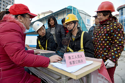 除夕车票今开抢，农民工订票谁来帮