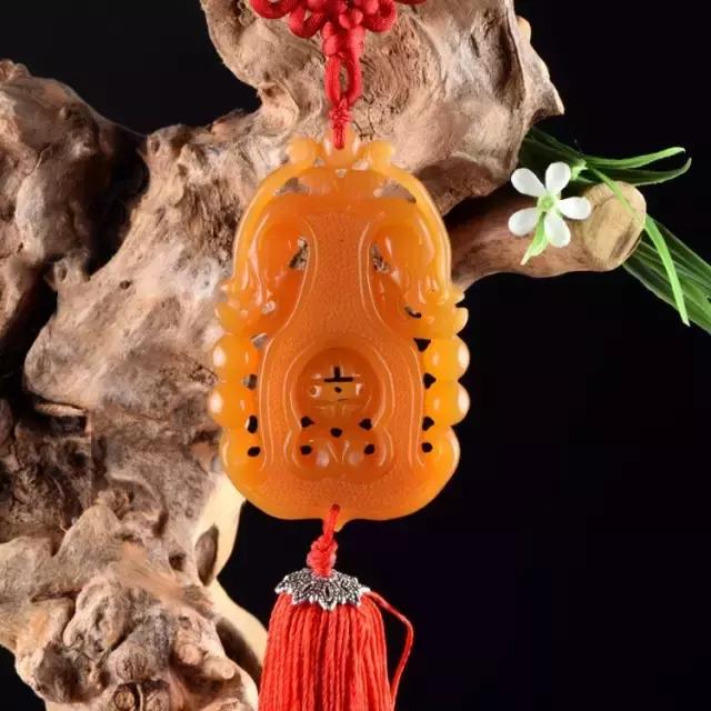 把玩在手心上的国色，黄龙玉的玩赏。爱不释手的玉兰！