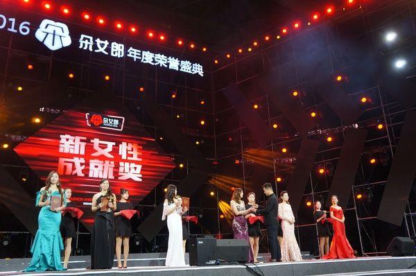 明星助阵，“朵女郎”盛典荣耀绽放黄浦江畔