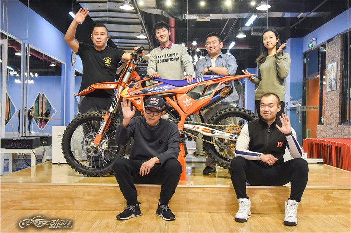 被美女瑜伽教练幸福的“折磨”着