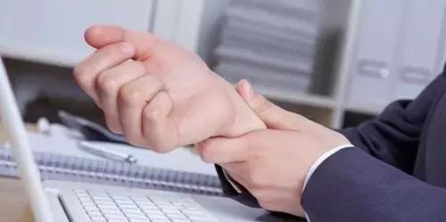 玩手机玩得大拇指痛怎么办,手机玩多了手指肿痛