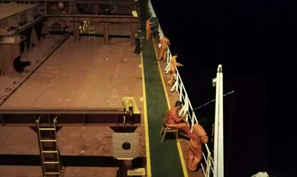 海员怎么忍受孤独,海员在海上惊涛骇浪