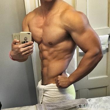 踢足球健身男,踢踢球跳跳舞