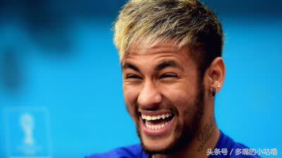 内马尔叼纸巾,内马尔戴耳机叼金链