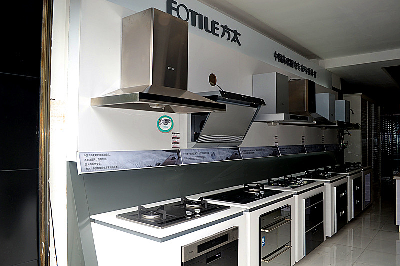 他被誉为“点火枪大王”做过会计和推销员，联手儿子创五百强企业