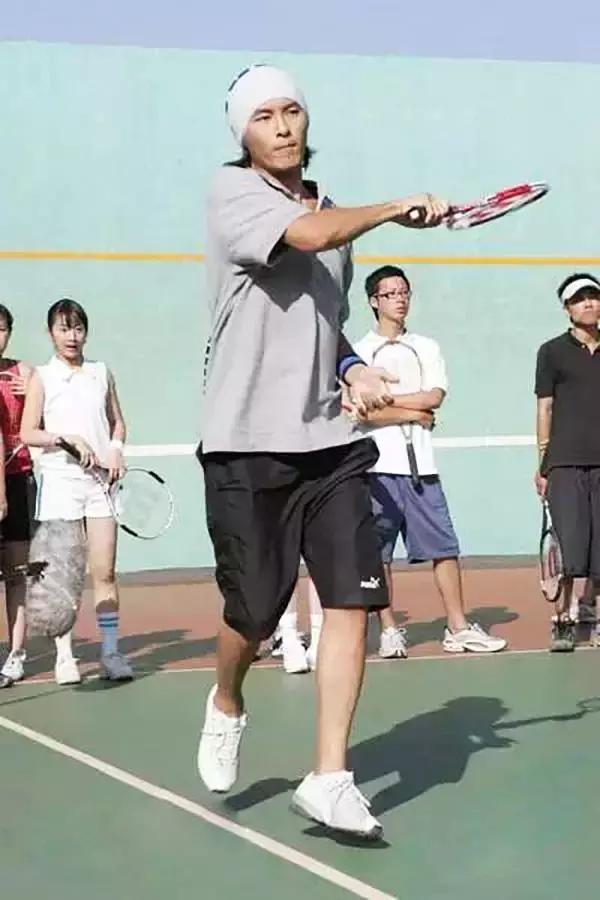 看杨幂职场着装如何搭配,袁姗姗和杨幂同款运动装