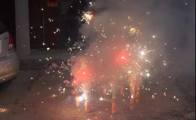 放炮把人车辆炸伤怎么办,过年车被鞭炮炸伤了怎么办