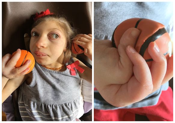 这位妈妈有两个患小头症的女儿，她家的画风是这样的