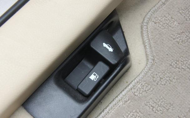 suv怎么从车内打开后备箱,为什么suv的后备箱不是弹开的