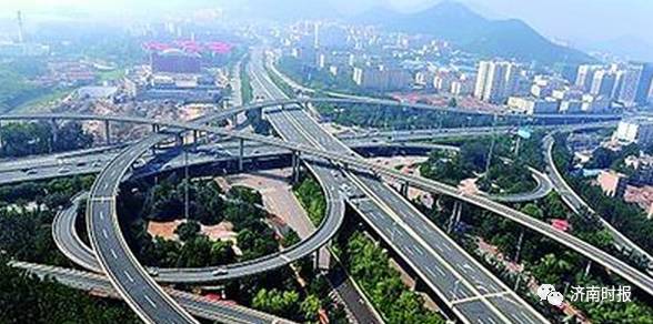 一男孩被多人围殴逼着下跪道歉,男童遭多名青年殴打被逼下跪磕头