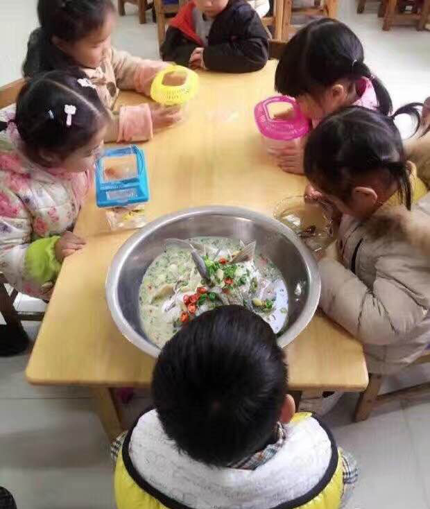 2017年的第一个网红“带鱼孩子”，太逗了