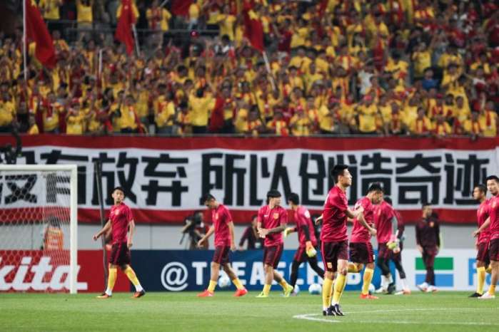 国足踢冰岛,我给你们讲个笑话