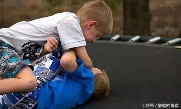 孩子被小朋友欺负了怎么教育,孩子被别的孩子欺负了家长怎么办