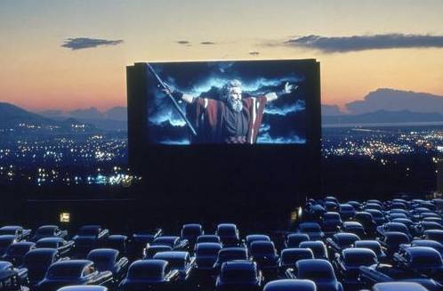 世界第一辆汽车电影是什么名字,世界上第一部汽车电影院