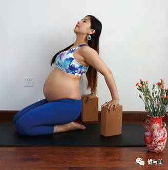 孕期肩膀背痛,孕期背痛瑜伽什么动作缓解