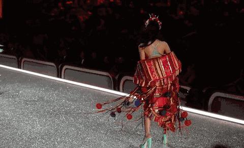 看中国维密超模反应视频,歪果仁看张靓颖维密秀