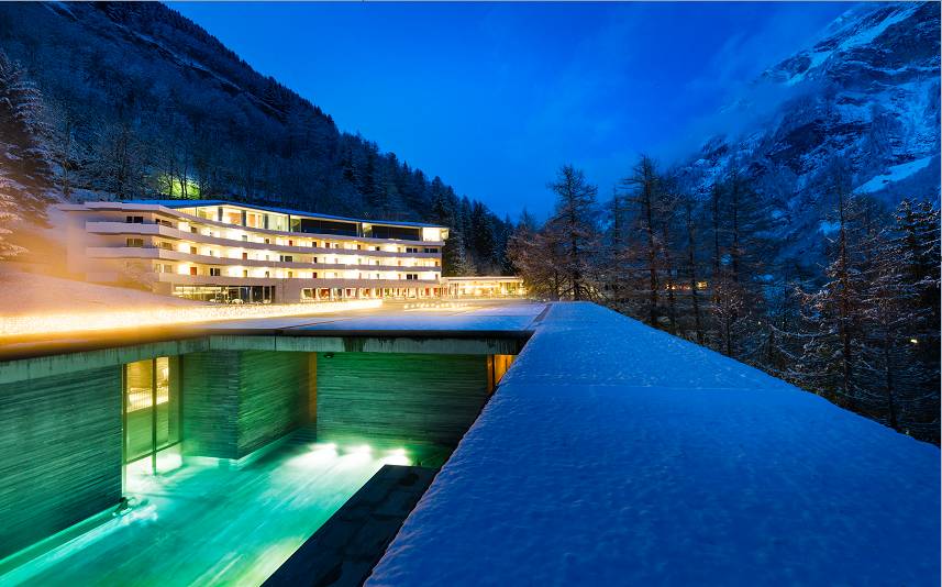 3座普利兹克奖杯，4位世界级建筑大师，一同跑到瑞士乡下建了座可以泡温泉的酒店，要不要一起？
