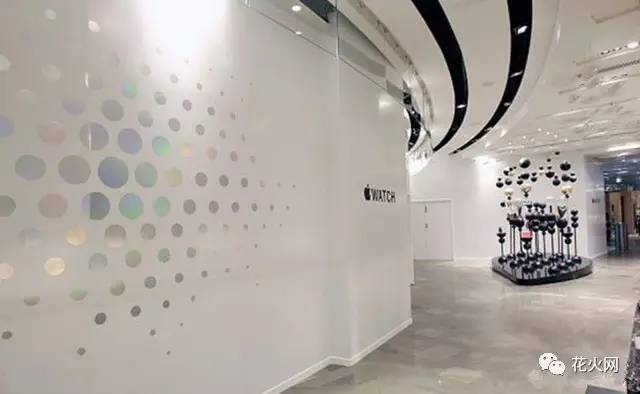 花火日报:iPhone8最新消息曝光,全球首款VR鞋子亮相:感觉像是在虚拟世界里漫步