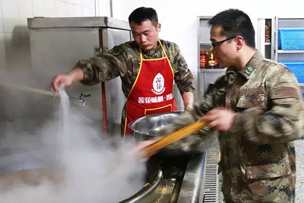 冒昧地问一下，你见过这么斯文的火头军吗？