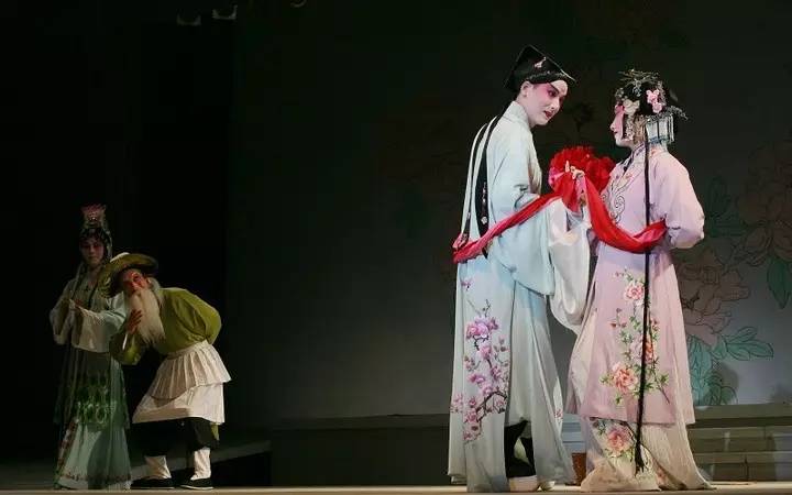 每看一出戏,就好像亲自经历了一场不能NG的人生|雅趣戏剧群在聊啥