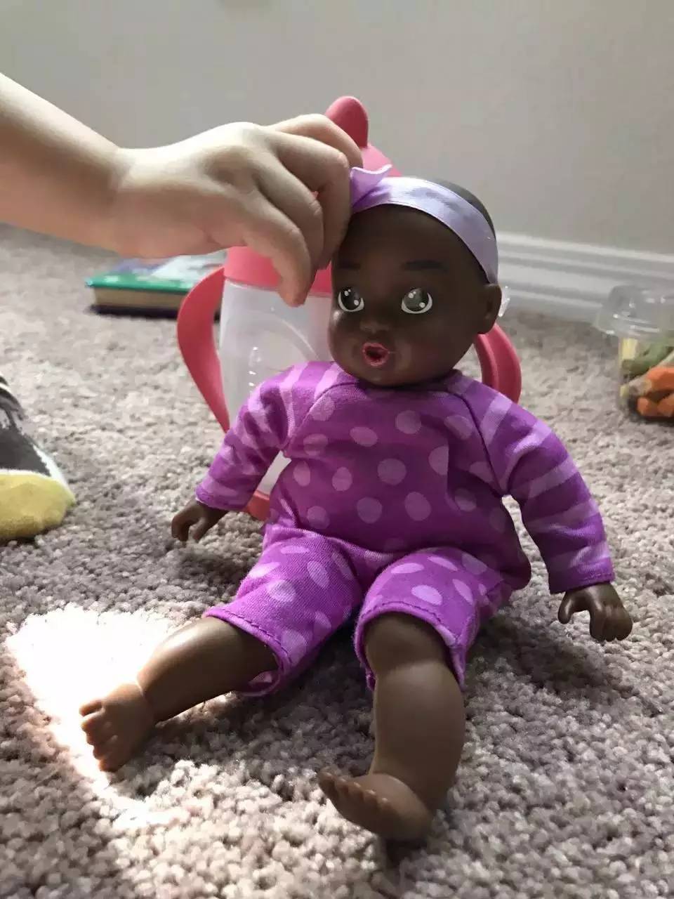 读者来稿丨抱着邦尼兔睡觉、拎着定型枕逛街、在公园里给土豆推秋千……小朋友的安抚物大集合！