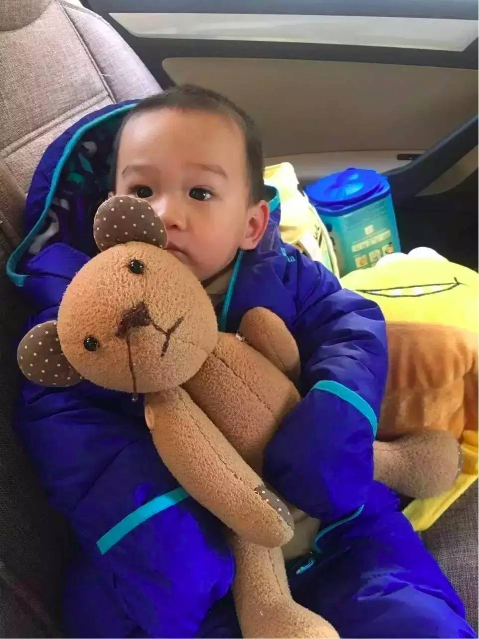 读者来稿丨抱着邦尼兔睡觉、拎着定型枕逛街、在公园里给土豆推秋千……小朋友的安抚物大集合！