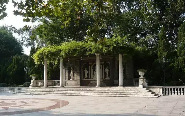 中山公园一进门是什么,中山公园怎么静悄悄的