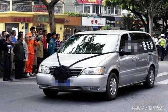 开车遇到白事车队有什么讲究,开车遇到白事车队怎么办
