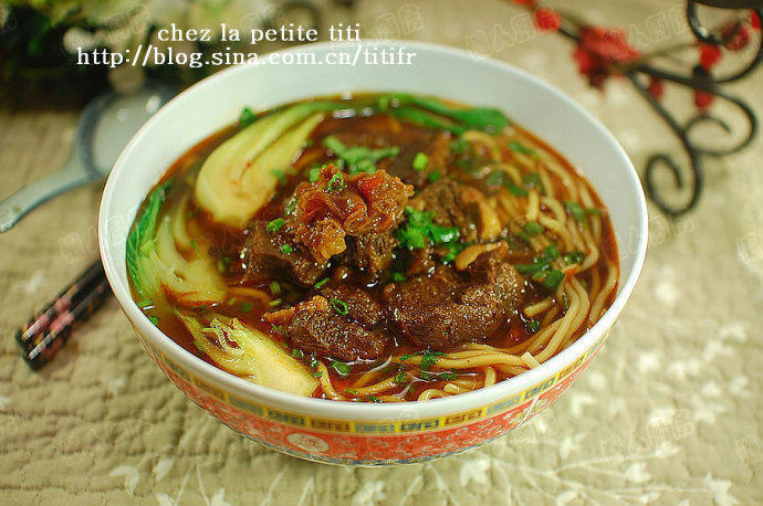 如何制作好吃的牛腩面,四川正宗红烧牛腩面做法