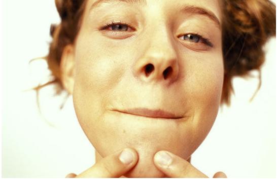 下巴长小丘疹连成片发红结痂,下巴长了密密麻麻的小丘疹怎么办