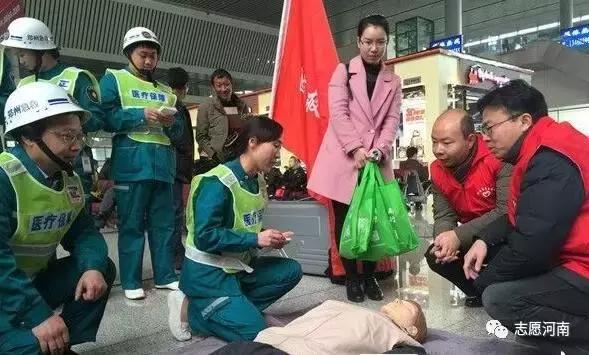 温暖春运志愿者在行动 (党员志愿者温暖春运回家路)