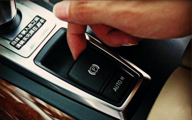 汽车行驶中突然拉了一下手刹,自动挡车拉起手刹开车有什么后果