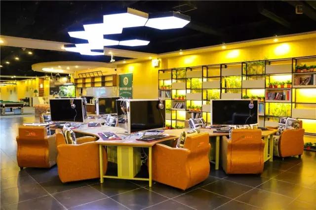 40寸曲面屏+全场乔氏台球桌，这恐怕是我在天津见过最牛的网咖