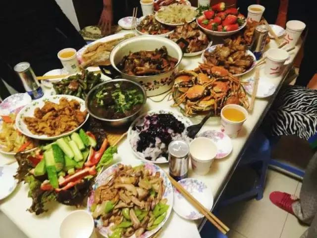 千里奔波只为一年一顿的年夜饭,记忆中的年夜饭人间至味是团圆