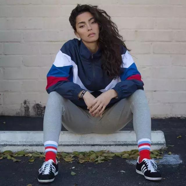 杨幂小金珠手链,杨幂小贝壳黑裙