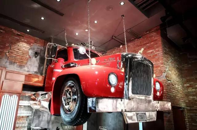 一家长过年前带着孩子出了趟门，结果熊孩子说什么也不肯回家了！