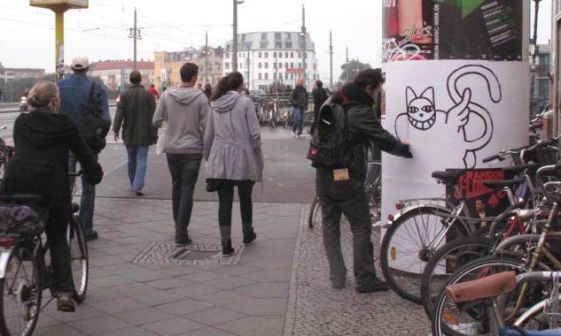 有一个街头艺术家把一只猫涂遍了巴黎,后来它遍布了全世界