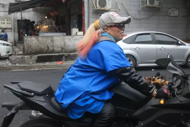 一张图帅呆所有人!温州“追风奶奶”把48岁过得如此潇洒