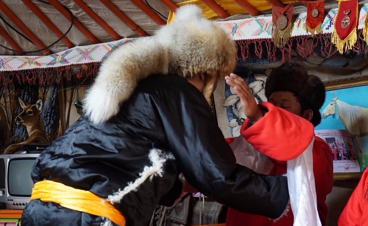 蒙古族拜年仪式迎宾曲,蒙古族过年拜年如何磕头