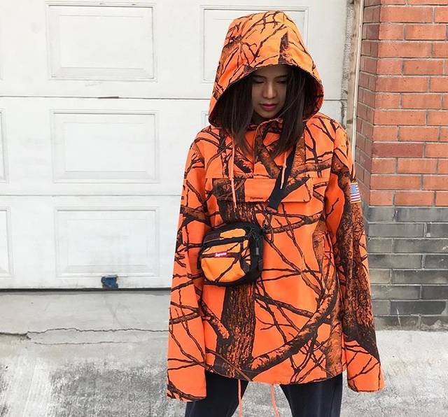 supreme和lv联名的世纪双肩包,supreme和lv联名红色手拿包