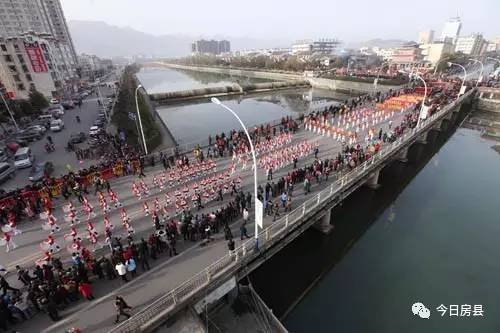 房县正月十三文艺巡游现场回播,房县文艺大巡游录像