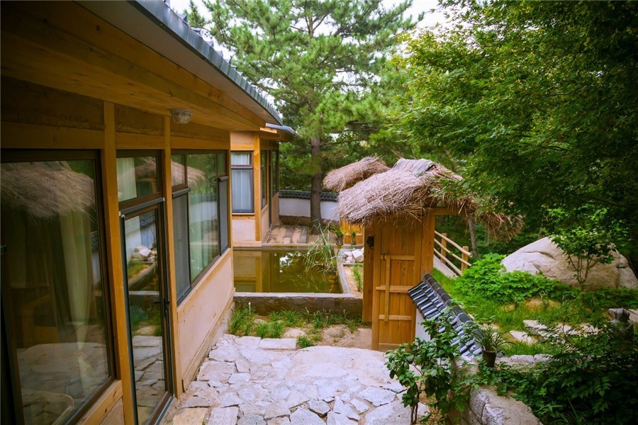 在被称做“东方瑞士”的仙境，她盖了一座令人心境荡漾的房子，森林与大海都在后花园里