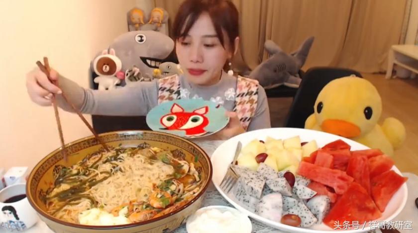 吃货密子君早期视频吃pizza,吃货网红密子君以前视频