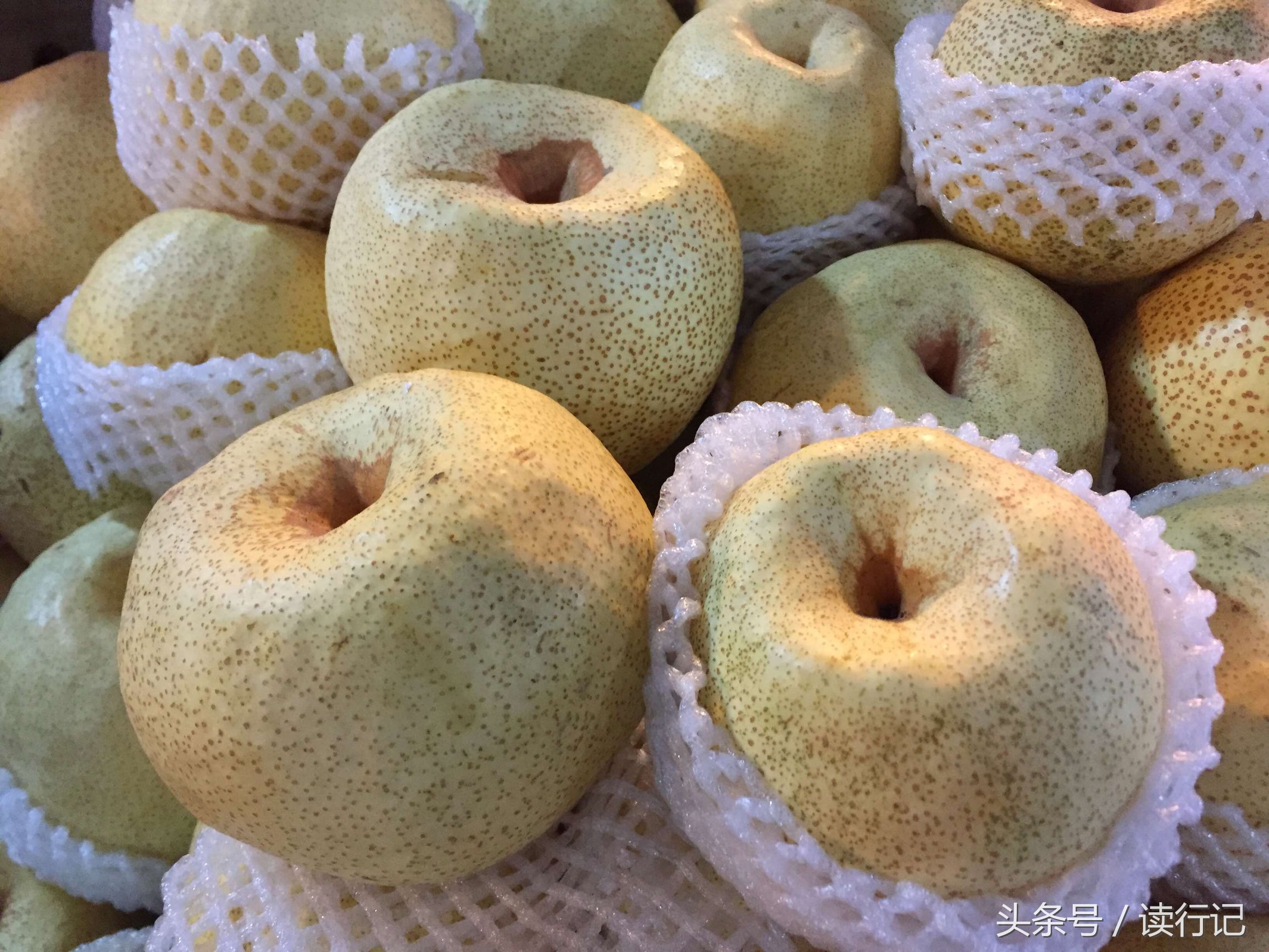 90后年轻夫妻过年不回家，摆摊卖水果日入五千元