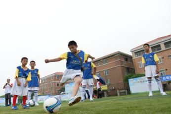 一个足球闯关的游戏有哪些,一个足球的奇幻之旅完整版