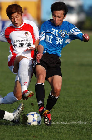 他是足坛超新星，闯荡英格兰、澳大利亚，招妓时被主教练当场擒获