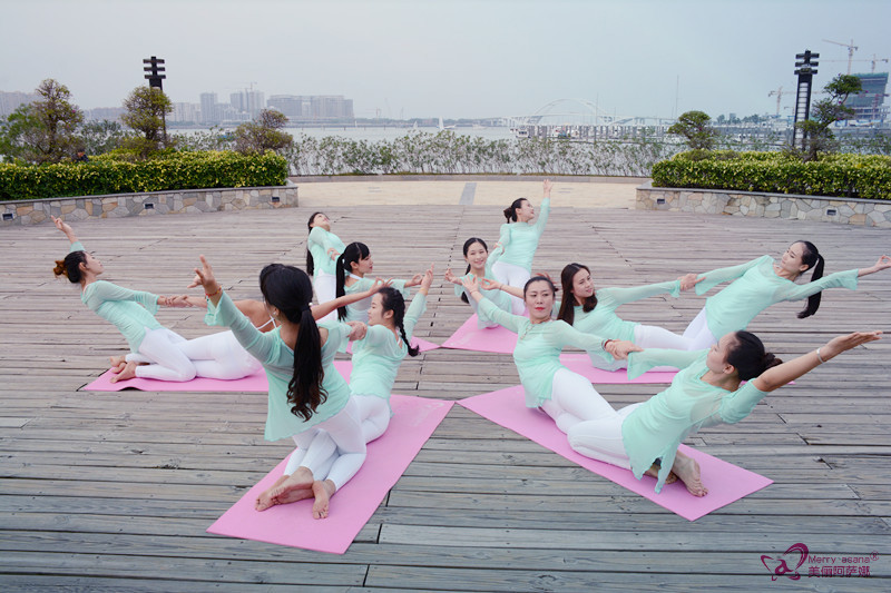 10个平凡女孩和瑜伽共舞之后