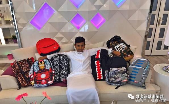 14岁迪拜男孩花200万买球鞋，叔叔阿姨你们穷爆了！